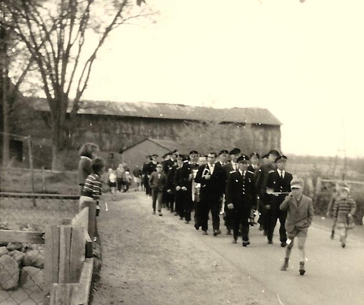 Alte Dorfstraße Feuerwehrumzug ca 1965