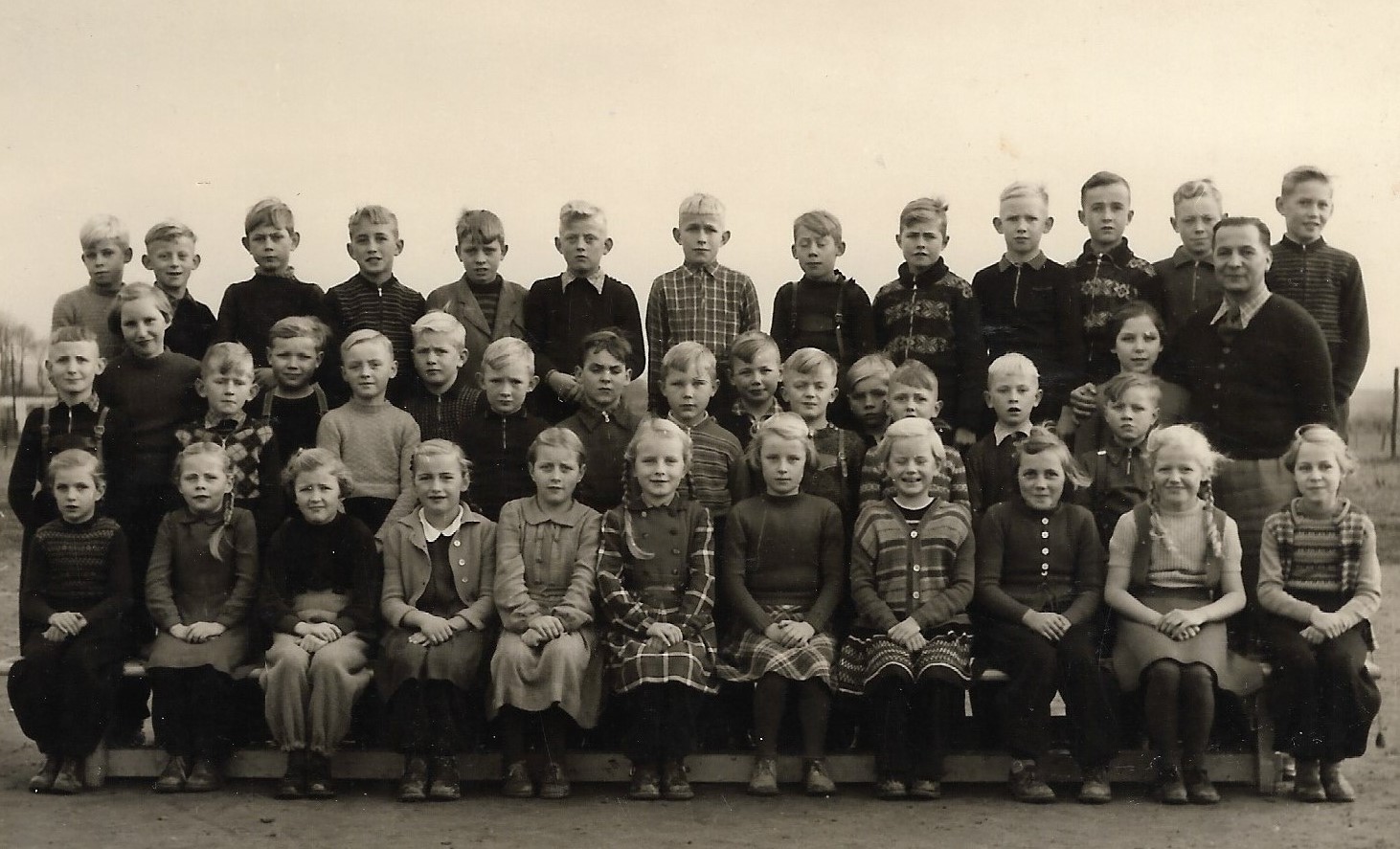 Klassenfoto mit Lehrer Zeh 1955 2