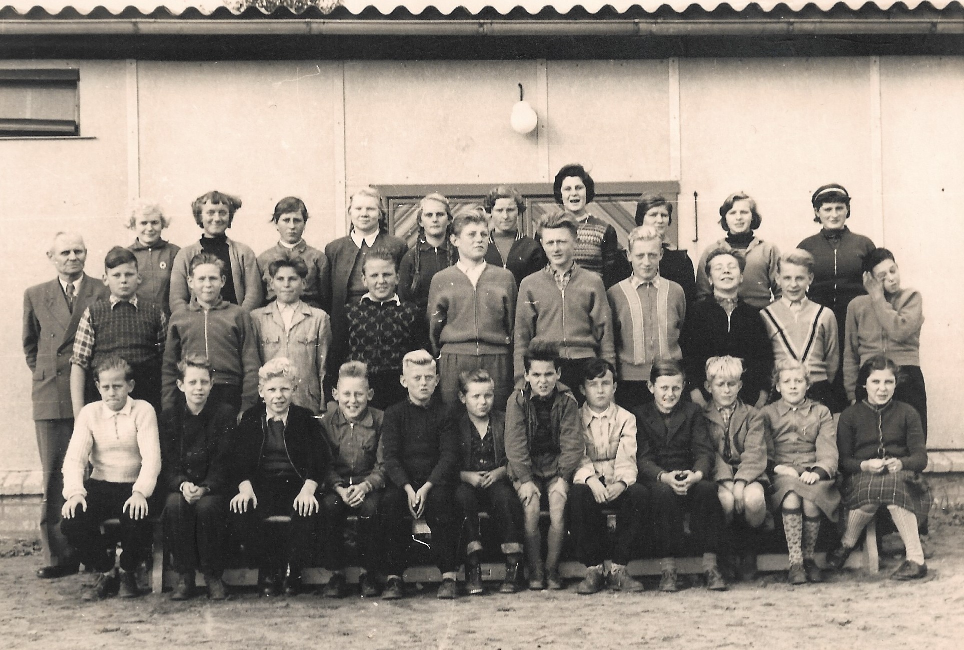 Klassenfotos mit Lehrer Roske im Herbst 1956 Klasse II