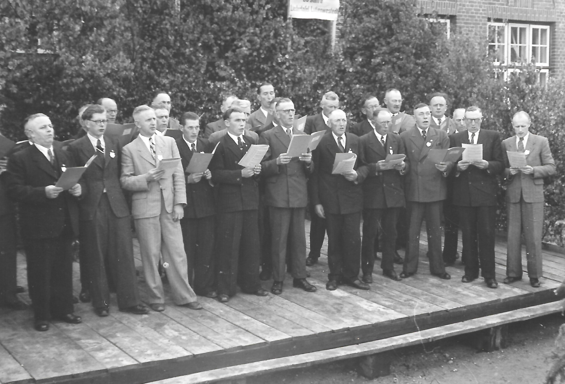 Maennerchor_mit_Lothar_Meller.jpg