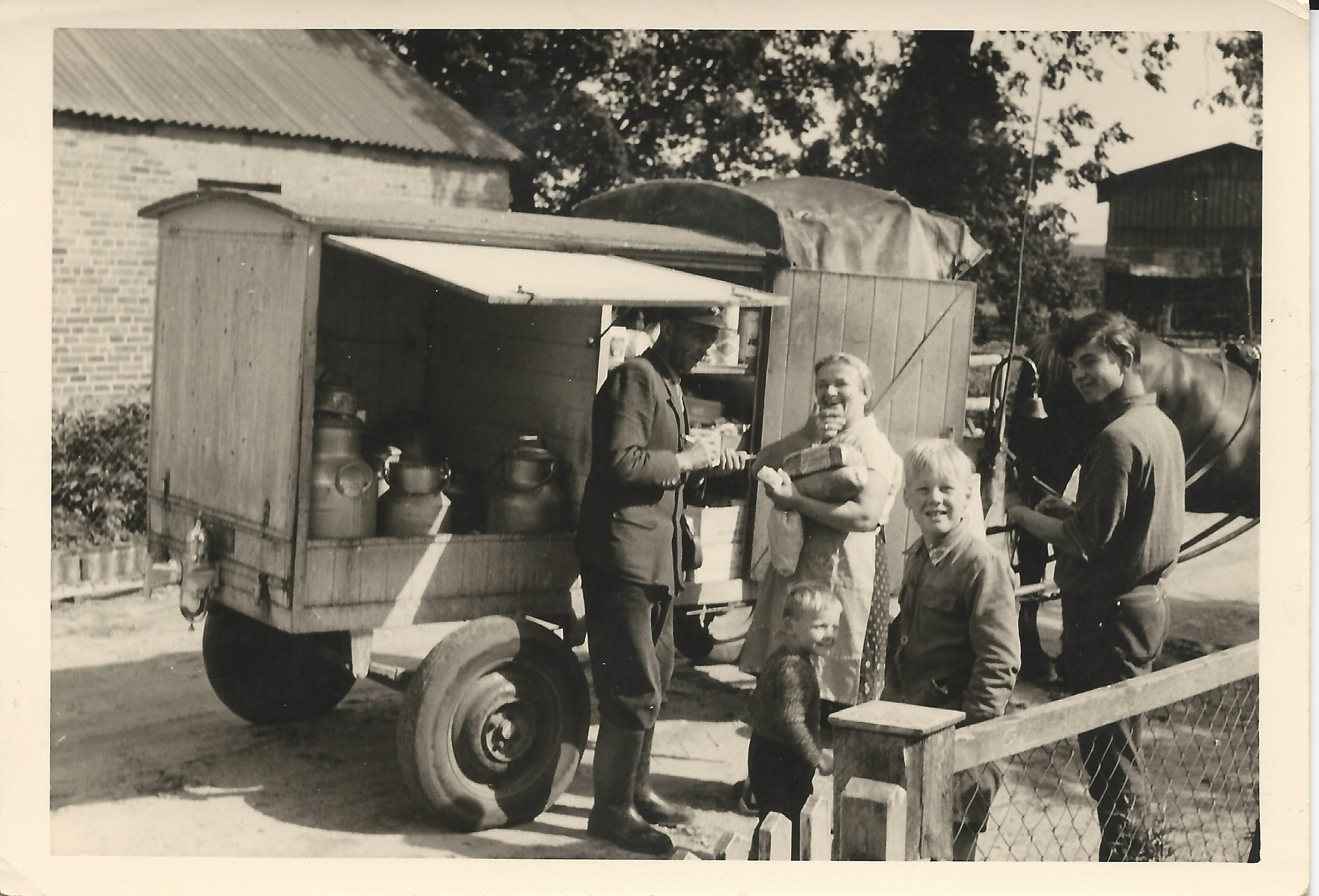 Peter Büßen mit seinem Milchwagen