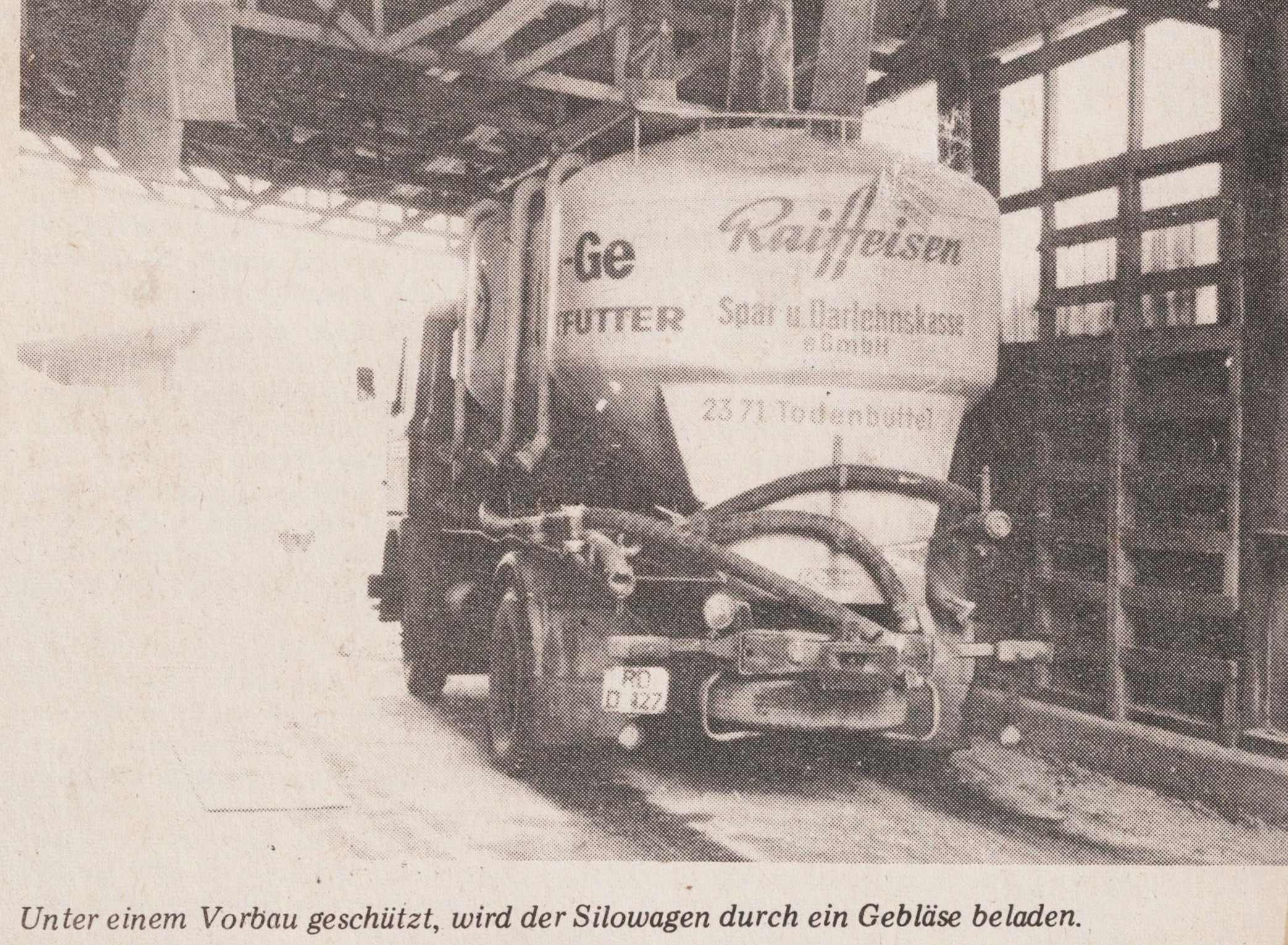 Silowagen wird mit Gebläse beladen für website