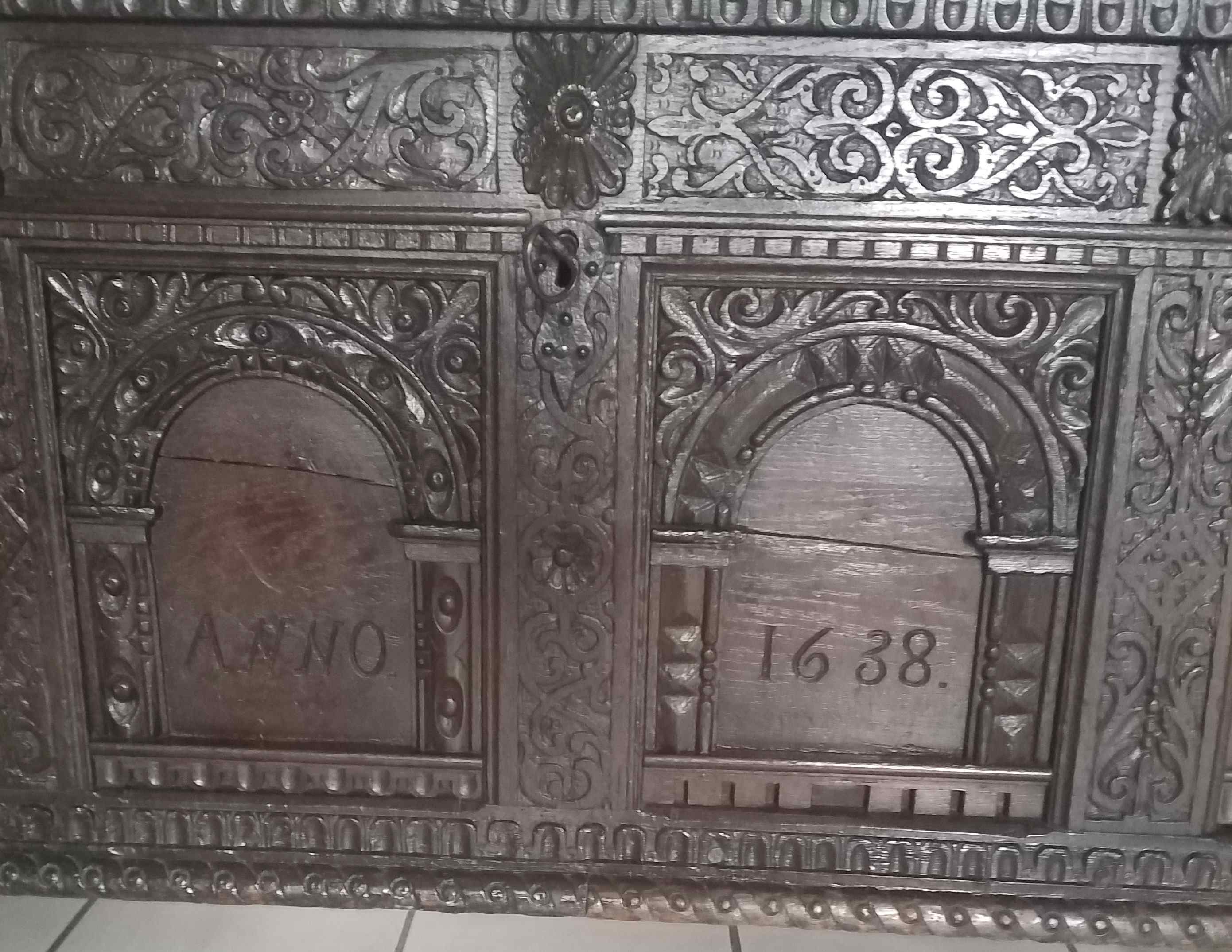 alte Truhe aus dem Jahr 1638 für website