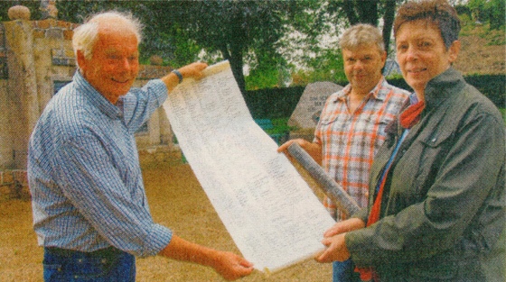 Pergamentliste mit allen Gefallenen: Bürgermeister Hans-Christian Wendell (links), Wilfrid Quednau und Dörte Goerzen präsentieren den Inhalt der Zeitkapsel.