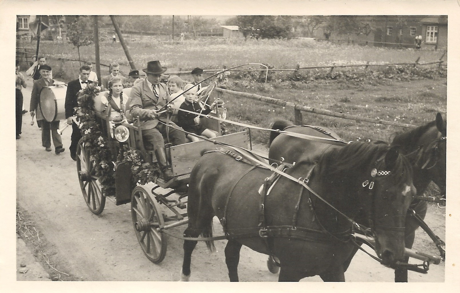 1954 Königin Anneliese Gennrich dahinter die Kapelle Pahl