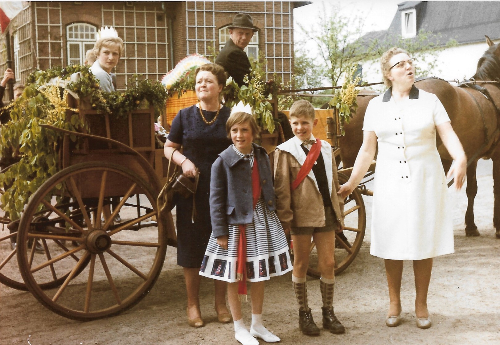 1965 Königspaar Jutta Schnoor u Harald Kuchenbecker auf dem Wagen Else Schröder Kutscher Max Voss Lehrerin Lieselotte Sprengel