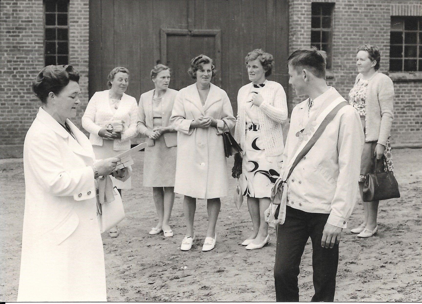 1971 Hof Kaltenbach Könige Klaus und Anke Kaltenbach dahinter Frau Osterwald Frau Kaltenbach Frau Keller Frau Rohwer Helga Trede