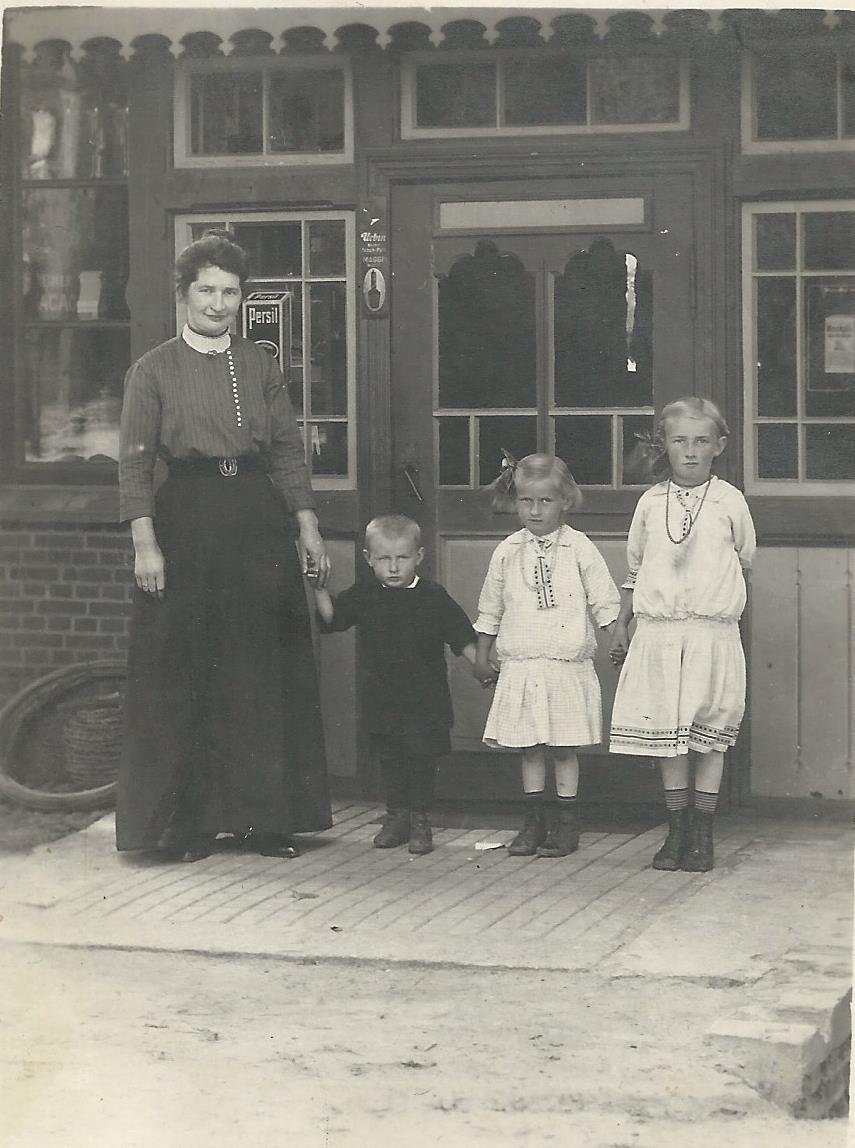 Oma von Rolf Kühl Alwine sein Vater Willi und Schwestern Gret