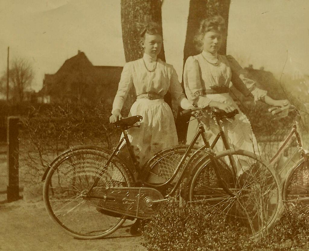 Zwei Maedels mit dem Rad