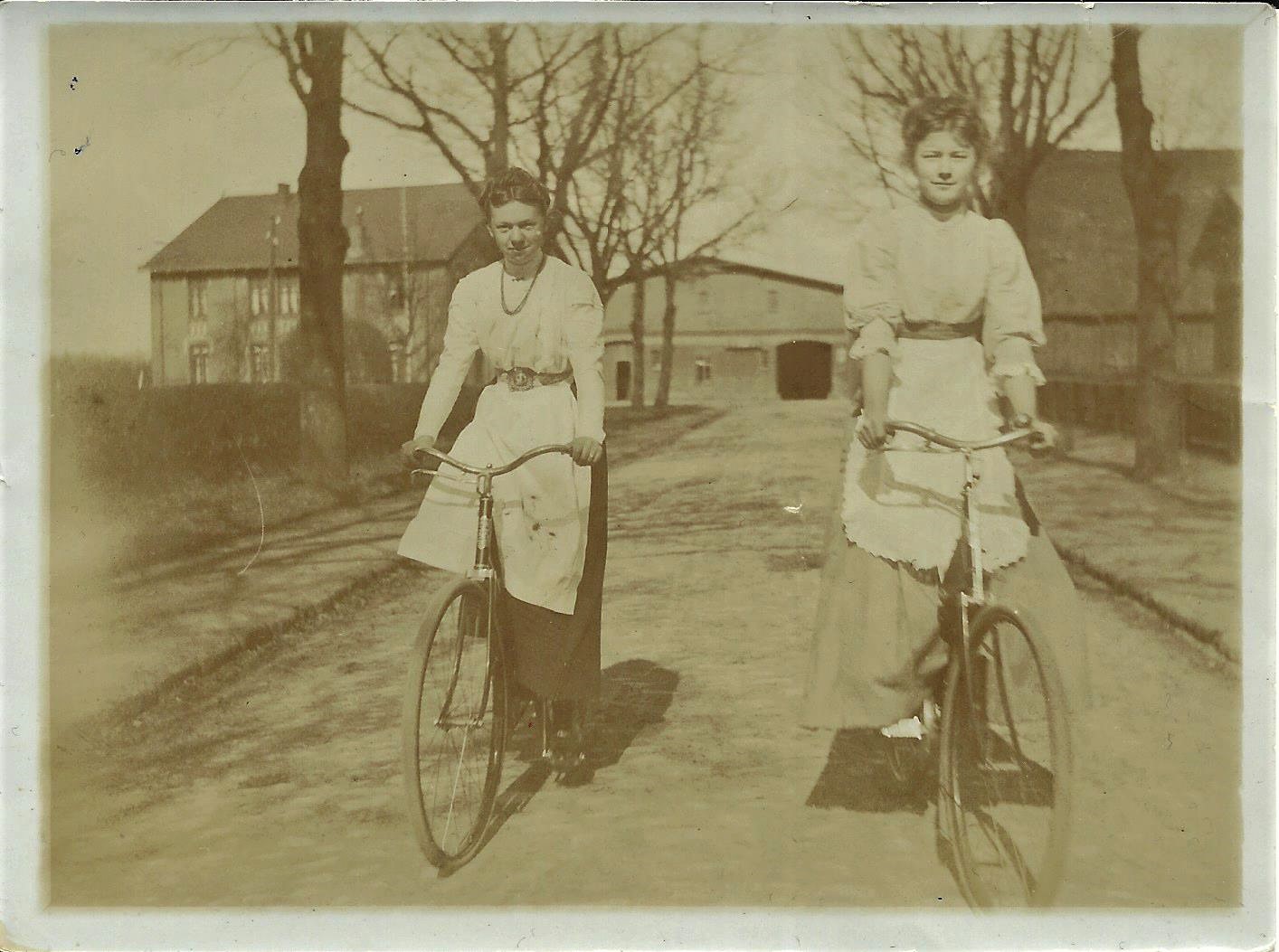 Zwei Mädels auf dem Rad 2
