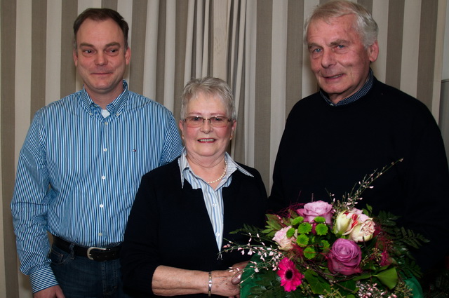 Bürgermeister Hans-Christian Wendell (rechts) und stellv. Bürgermeister Sönke Rohwer (links) bedankten sich im Namen der Gemeinde bei Annelene Illing für ihre langjährige Arbeit.