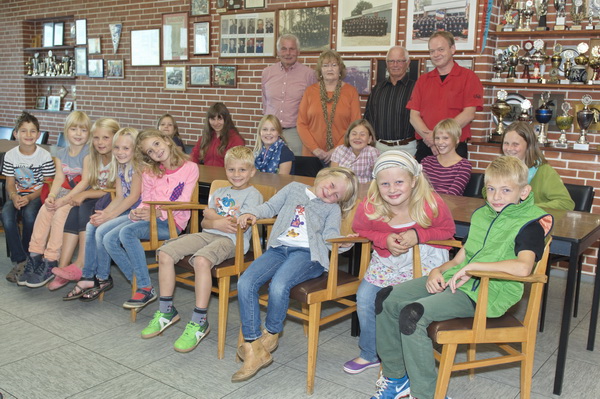 15 Kinder kamen zur ersten Chorprobe. Darüber freuten sich (hinten v.l.) Bürgermeister Hans-Christian Wendell, Ute Schläger (Schriftführerin Gemischter Chor Beringstedt), Siegfried Hinz (Stellv. Vorsitzender Gemischter Chor Beringstedt) und der Chorleiter Klaus Schneider