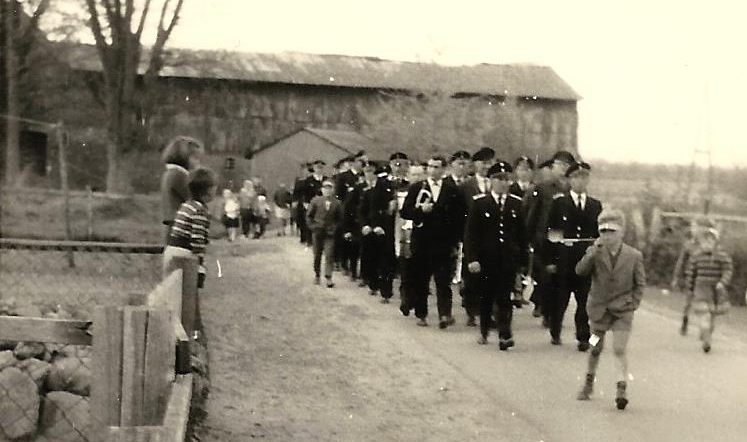 Alte_Dorfstrasse_Feuerwehrumzug_Ende_der_1950er.jpg