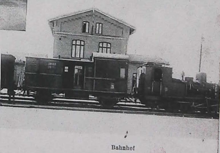 Bahnhof_mit_Dampflok.jpg